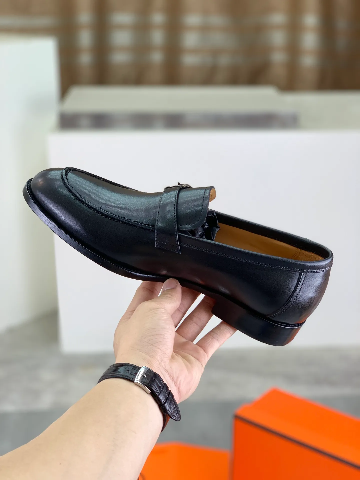 Factory price P980 💰💎💎💎 Original genuine leather outsole Brand: Hermès Grade: Same as the official website Original quality materials: Original soft calfskin Water-dyed cowhide lining Original Italian genuine leather outsole Style categories: Men's fashion Formal casual leather shoes Slip-on men's shoes series Young fashion European and American trends British style Code number: 39-45 (38.46 can be customized)